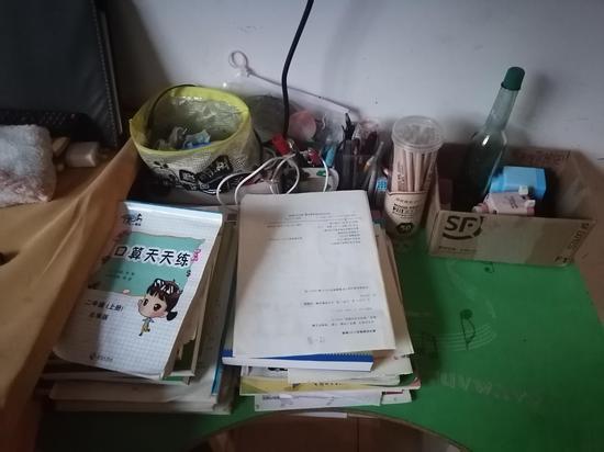 私塾学生使用的中小学各年级的教材、教辅书籍。澎湃新闻记者葛明宁 图
