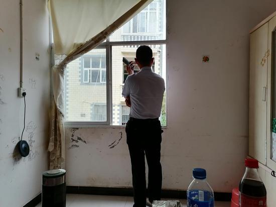 采访间隙,张民弢接受其他媒体采访。澎湃新闻记者葛明宁 图
