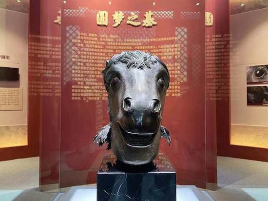 在正觉寺的文殊亭可以看到被安放在正中间的马首