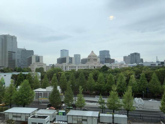 从日本外务省大楼的窗子远眺,可以看到“东京的人民大会堂”——日本国会议事大厦