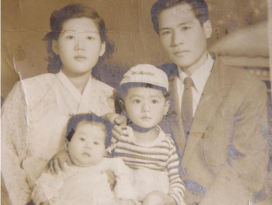 年轻时的权文国和妻子及四个孩子中的两个。