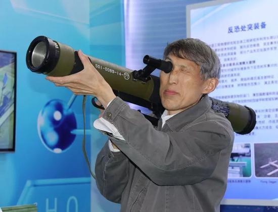 ▲多功能单兵清障火箭弹(模特是位军迷老先生)