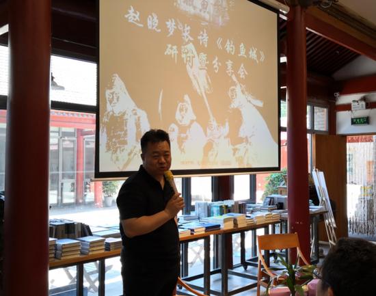 中国作协书记处书记,诗人、作家邱华栋在研讨会上发言