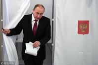 俄总统普京现身投票站 参加大选投票
