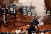 议会现场 议员掷催泪弹抗议