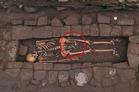 罕见中世纪墓穴：孕妇坟中“诞婴”