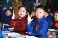 朝鲜小学开学，教室配多媒体设备