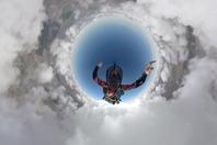 美国小哥360°全景记录跳伞全程 纵身漏斗云超炫酷