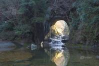 日本洞穴巧借光影玩浪漫 与倒影组成完美爱心超惊艳