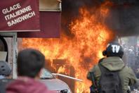 法国2万人游行 现场打砸纵火