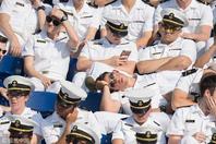 美国海军学院举行毕业典礼 学员烈日下犯困睡倒一片