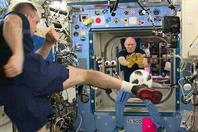 俄宇航员太空“踢球”迎世界杯