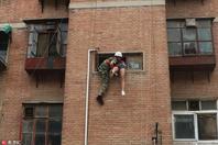 郑州警察消防员联手救跳楼少女