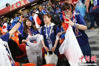 赛后 日本球迷自发带走垃圾