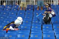 输球后，日本球迷含泪清理垃圾