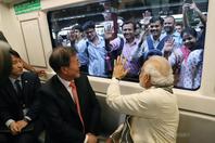 韩国总统文在寅访问印度 和莫迪同乘地铁