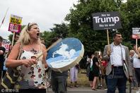 特朗普访英 民众喇叭哨子盆盆罐罐筑“声音之墙” 抗议