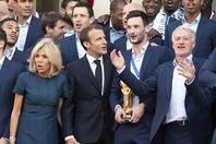 法国总统马克龙接见夺冠法国队 与队员共捧杯欢庆