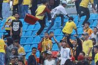 输球之后，印尼球迷拆335把椅子砸坏体育场