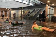 瑞典暴雨车站秒变泳池 大家带着脚蹼水枪玩嗨了