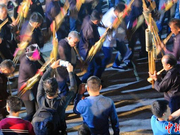 广西三江侗族同胞斗芦笙庆国庆 “寨花”油灯陪更