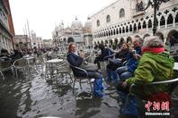 威尼斯暴雨被淹 游客“泡水”吃冰淇淋