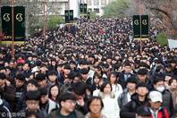 韩国高考论述考试结束 考生“大军”离开考场