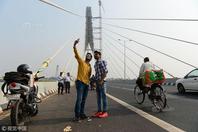印度新建大桥成“自拍大桥” 民众冒生命危险进行自拍