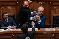 阿尔巴尼亚总理当场被喷墨水