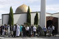 新西兰努尔清真寺在枪击案8天后重新开放 警察持枪警戒