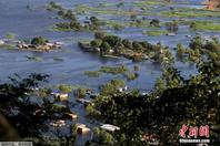 巴拉圭暴雨引发洪灾 大片民居泡水中