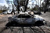 澳大利亚发生山火 多处房屋被毁汽车烧成空壳