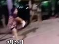 大妈为了跳舞驱赶篮球场打球男生,不料自己狼狈摔倒 网友:不厚道的笑了
