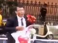 男子街头高歌庆婚被质疑精神失常 当事人:只是另一种生活方式