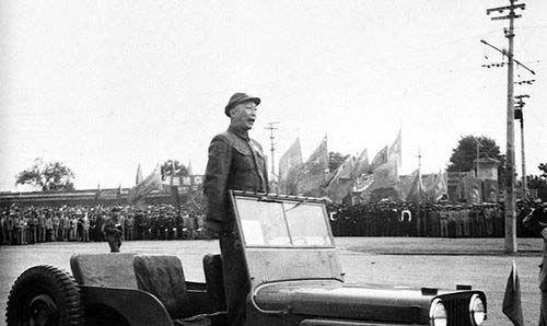 1949年10月1日,华北军区司令员兼京津卫戍司令员、阅兵总指挥聂荣臻向朱德总司令报告参加开国阅兵式的受阅部队准备就绪。
