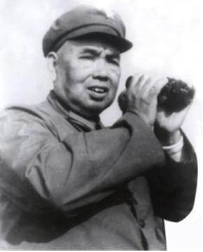 在对越作战前线的许世友,此时他担任的是广州军区司令员,之前他还曾是南京军区司令员。