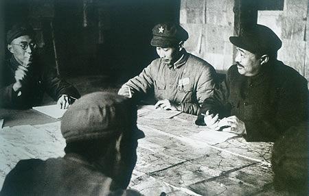 1950年1月,西南军区司令员贺龙在成都开会讨论进军西藏问题。