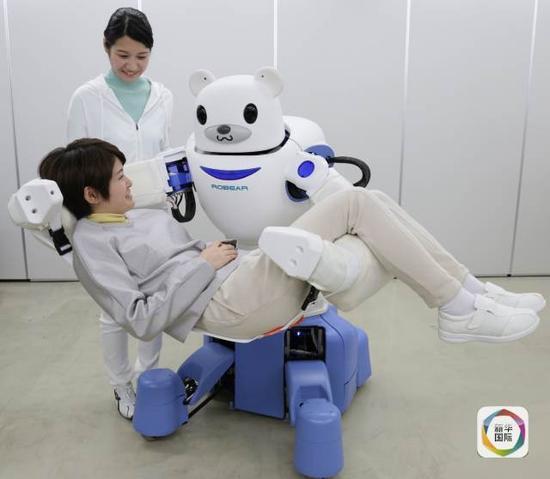 图为日本“保姆机器熊”,能将行动不便的老弱病人从轮椅上抱起并转移到床上或者浴室。(图片来源:新华/法新)