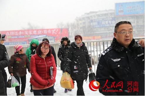 1月22日,孩子的妈妈、姥姥从南阳老家赶到开封火车站寻找孩子