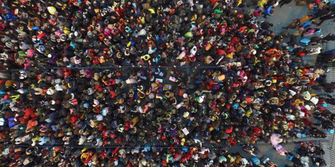 航拍广州火车站滞留人群 密密麻麻