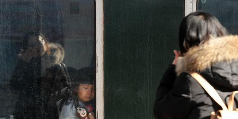 春运车站母亲送别女儿双双落泪