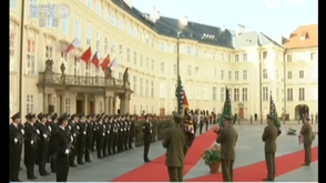 习近平出席捷克总统欢迎仪式 