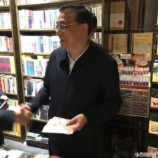4月25日,李克强夜访宽窄巷逛书店,自费买了书与明信片。