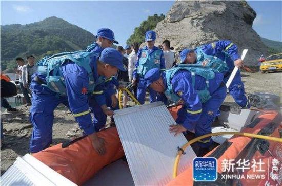 6月5日,搜救人员准备前往事发水域进行搜救。新华社记者薛玉斌摄