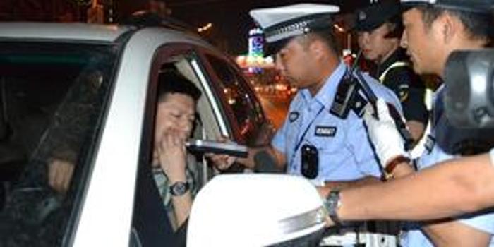 男美女送警察回家酒驾被查憋气过猛吐美女一miki同事图片