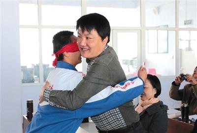 2014年10月,涿鹿县德育工作研讨会,郝金伦与学生互动。图/涿鹿教育信息网