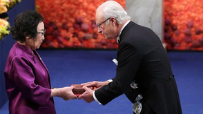 回顾：屠呦呦获颁诺贝尔奖