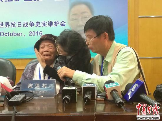 陈连村老人哭诉自己的经历。
