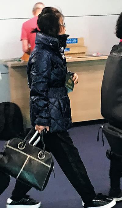 疑似崔顺实通过仁川机场入境的画面
