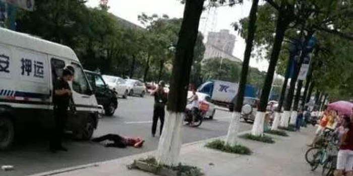 东莞追砸运钞车案宣判 押运防卫过当被判缓刑